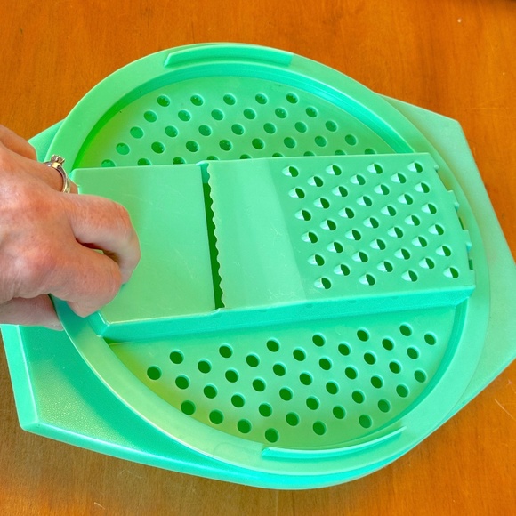 70s Tupperware Mandolin Grater Shredder Bowl Lid, 786-1 green - Picture 1 of 3